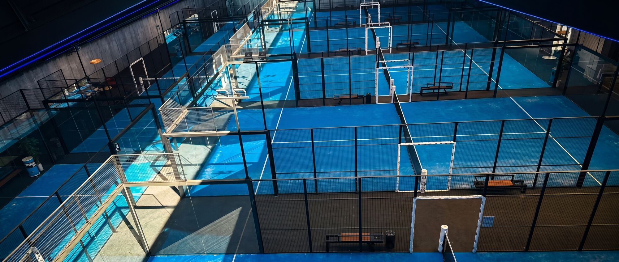 Blick von oben &uuml;ber die 8 Indoor Padel Courts im Ruhrpadel Sportpark